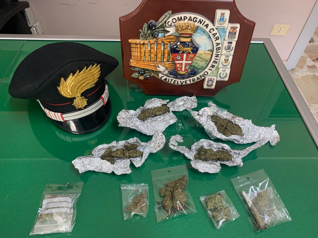 Droga nella biancheria intima e nella scrivania di casa, denunciato un giovane dai carabinieri