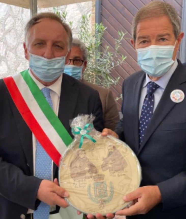 Il sindaco di Burgio incontra Musumeci e gli dona una ceramica dedicata al Cammino di San Bernardo