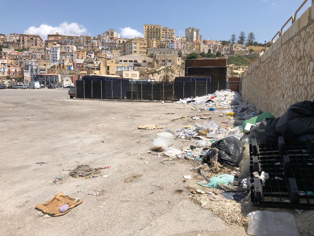 Montagne di rifiuti al porto di Sciacca in attesa della bonifica
