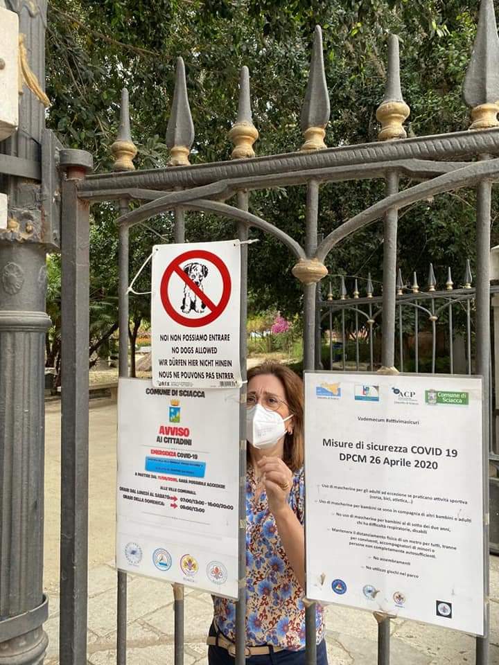 No cani in villa, la sindaca: "Cartello clandestino. L'ho rimosso"
