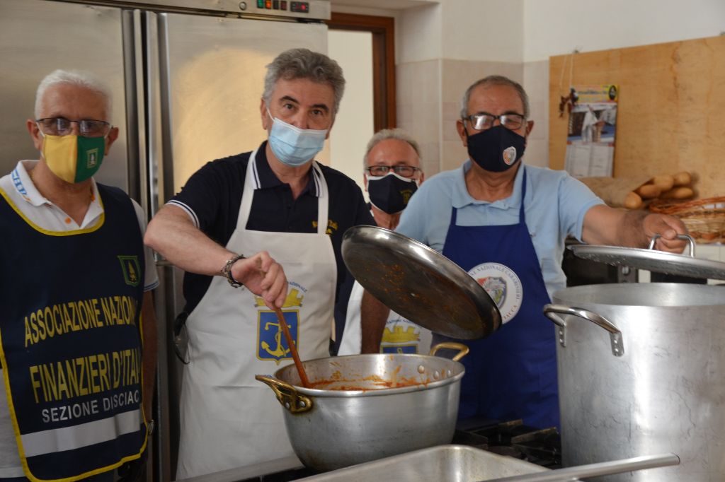Cena servita ai tavoli questa sera alla Mensa della Solidarietà di Sciacca