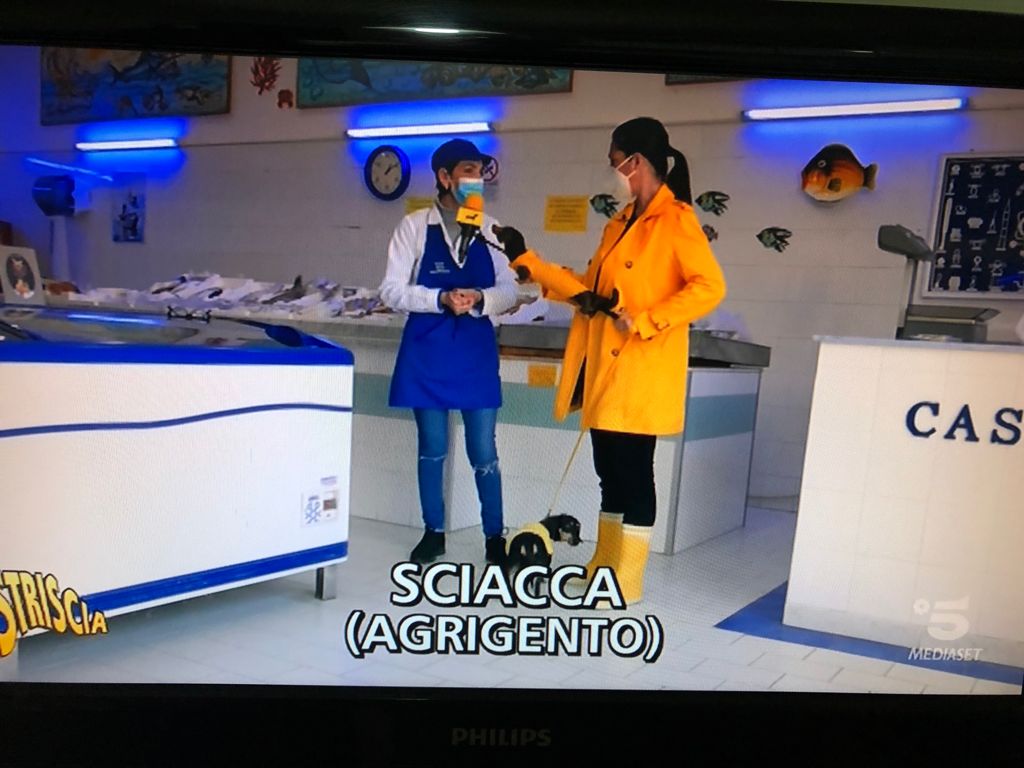 La storia di Ezia Certa e la sua pescheria alluvionata ancora su Striscia La Notizia