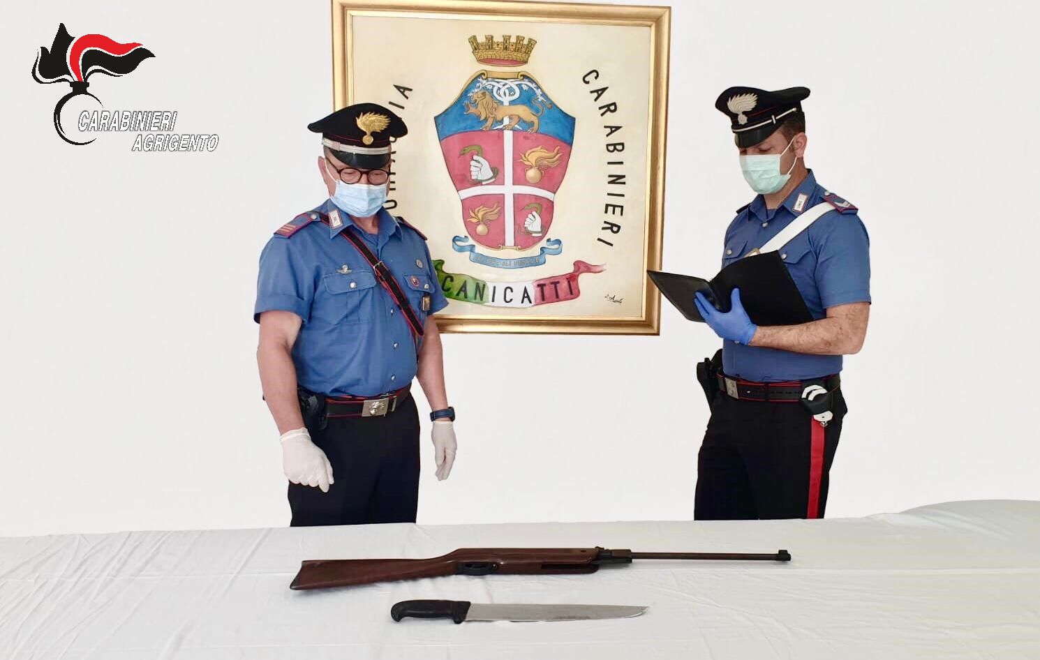 Lite tra parenti in strada, con un coltello da macellaio trancia un braccio
