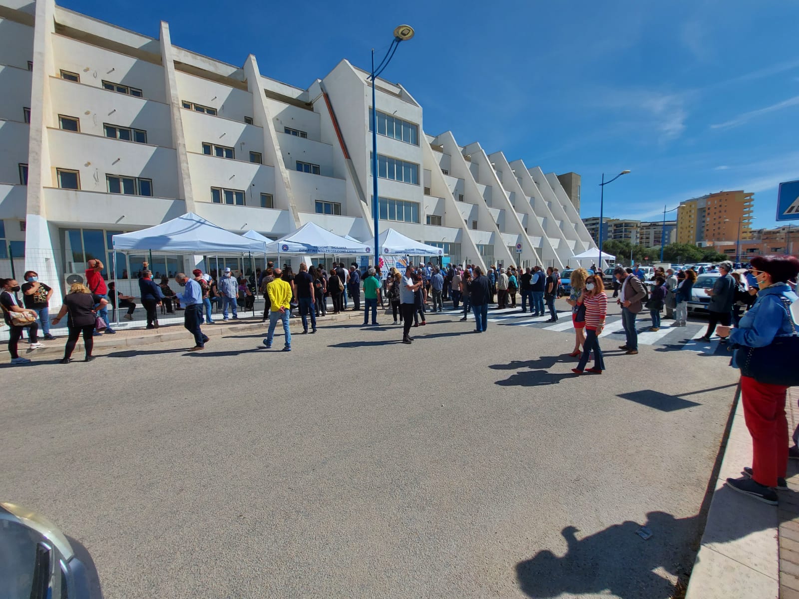 Gente in fila per l'Open Day all'Hub di Sciacca, ma mancano i vaccini
