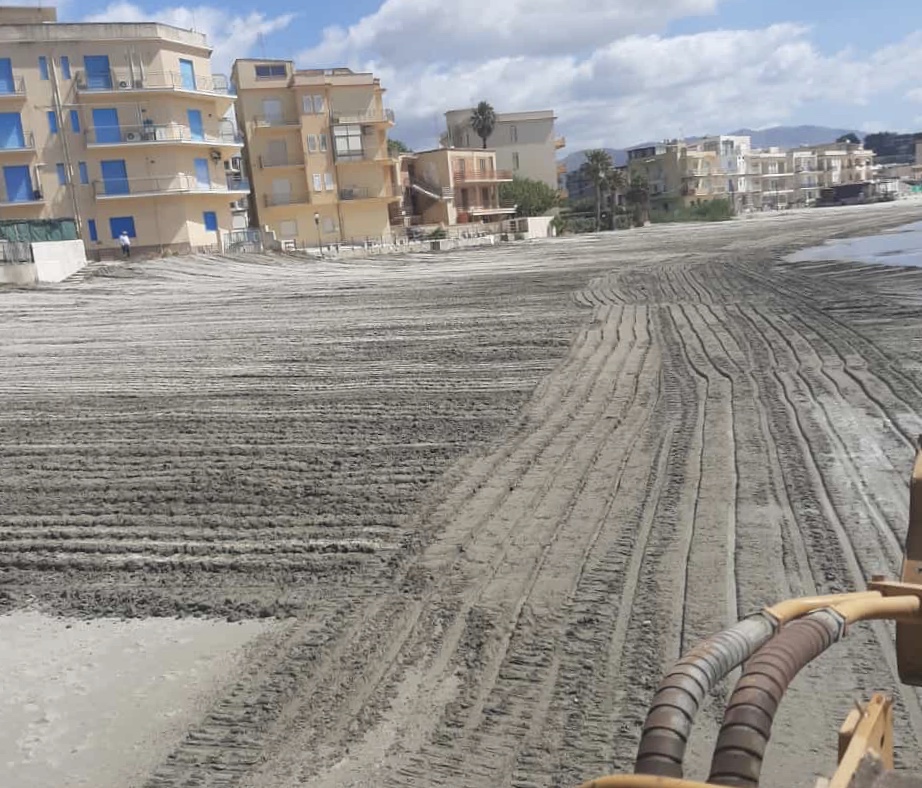 Spiagge pulite a Sciacca, si completa il primo intervento