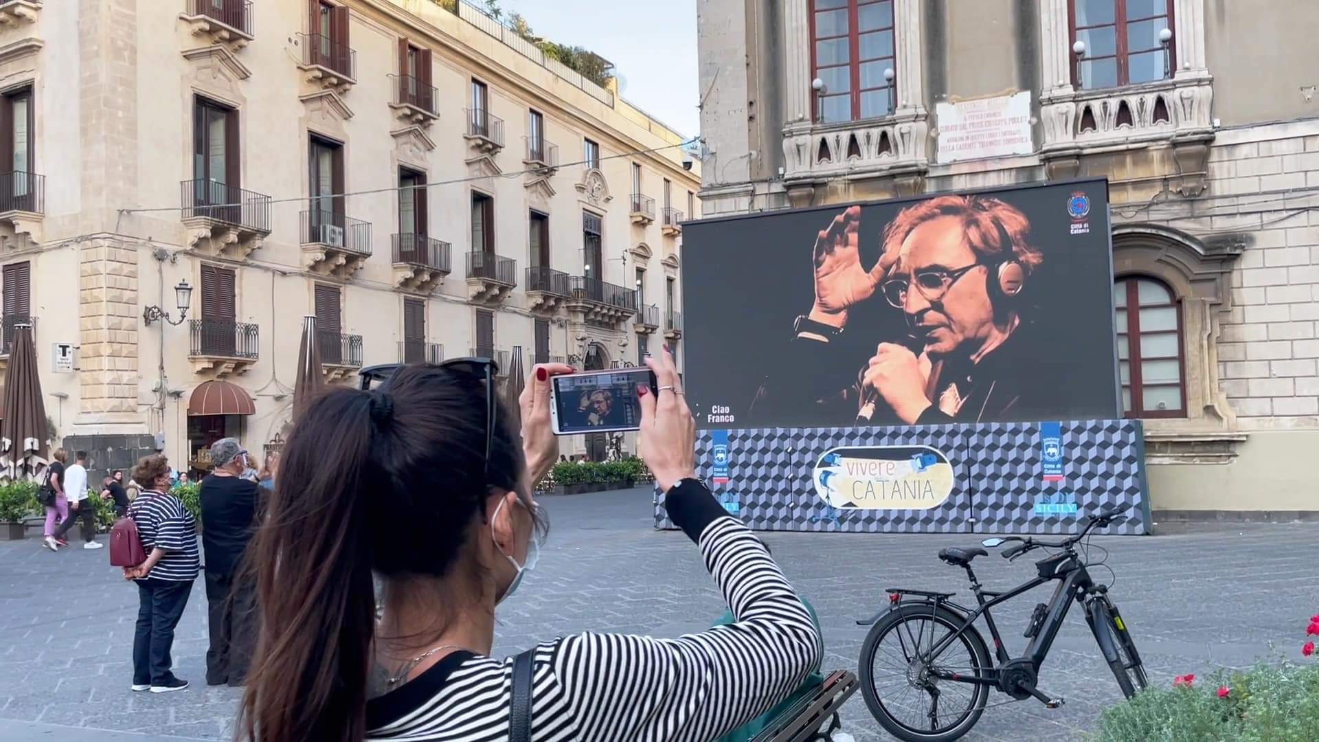 Catania omaggia Battiato con un maxischermo in piazza Universita', funerali in forma privata