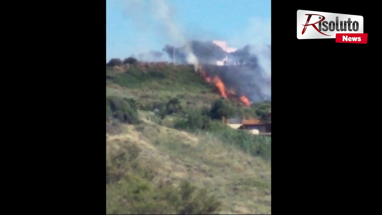 Incendio nella località Capo San Marco a Sciacca, il vento ostacola l'azione dei Vigili del fuoco (Video)