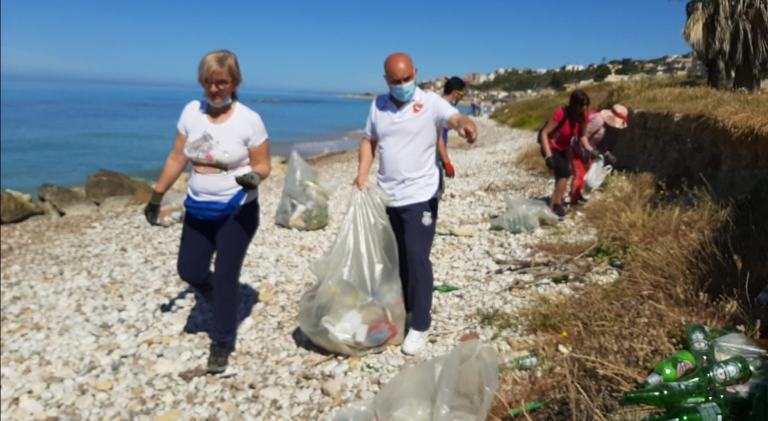Monitoraggio della costa al Magazzolo di Ribera, rinvenuti cumuli di boccette di metadone e lastre di eternit
