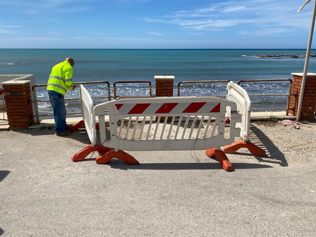A Sciacca transenne anche in riva al mare, cedimento della strada in località Arenella