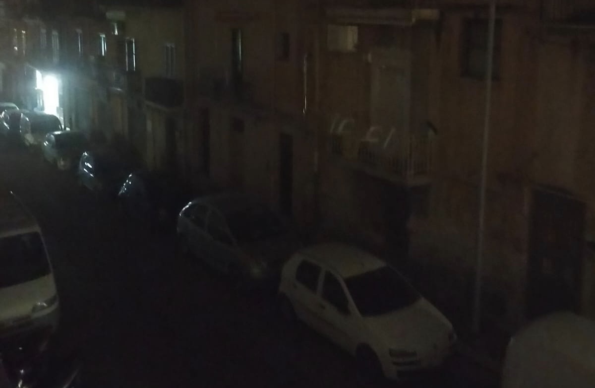 Via Morandi a Sciacca la sera resta al buio, Caracappa: “Il Comune intervenga subito”