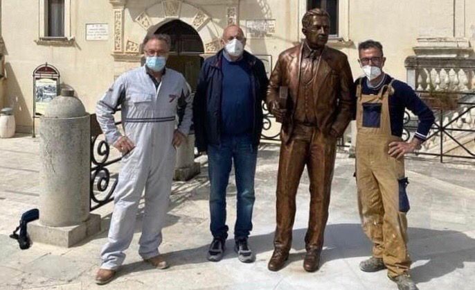 Santa Margherita di Bèlice, ricollocata la statua di Giuseppe Tomasi di Lampedusa dopo il restauro