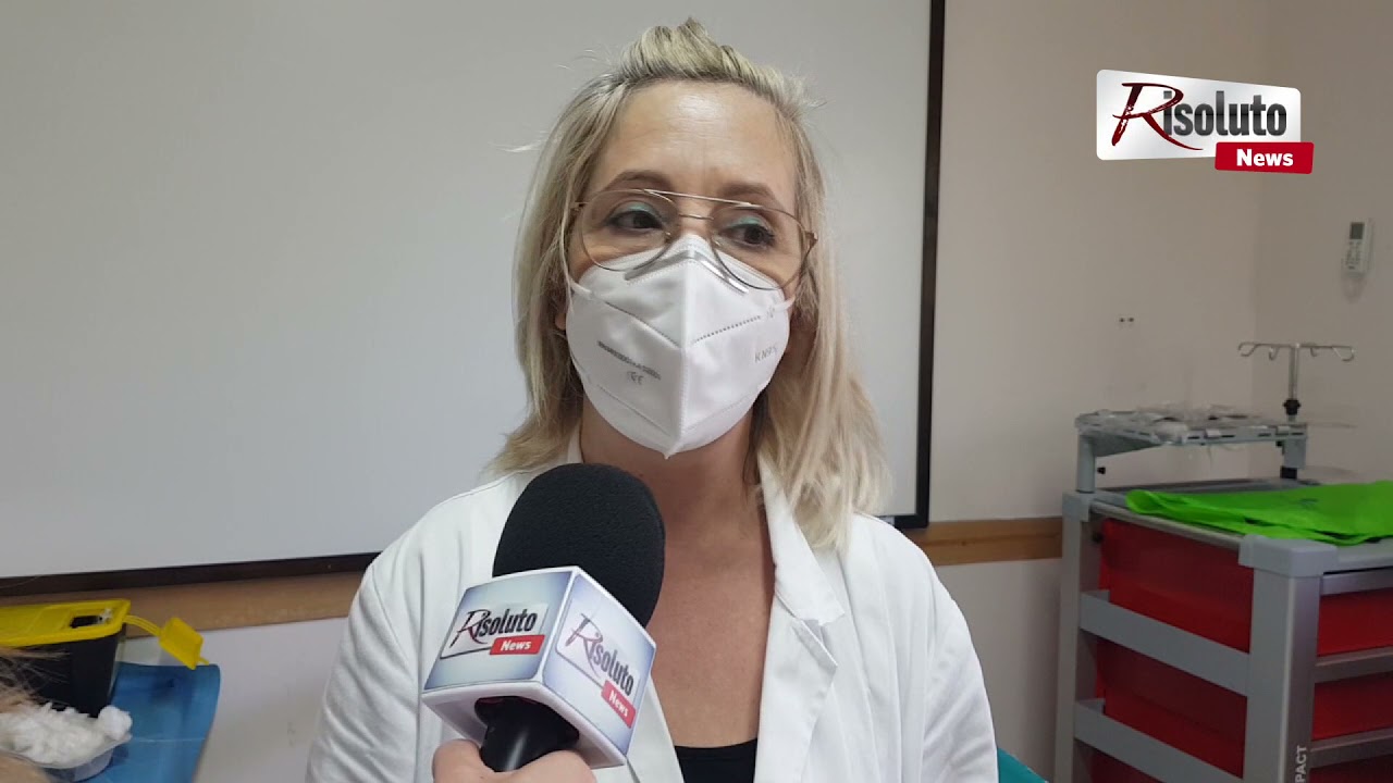 Tanta gente in fila anche tanti giovani per il vaccino, adesso nessuna paura