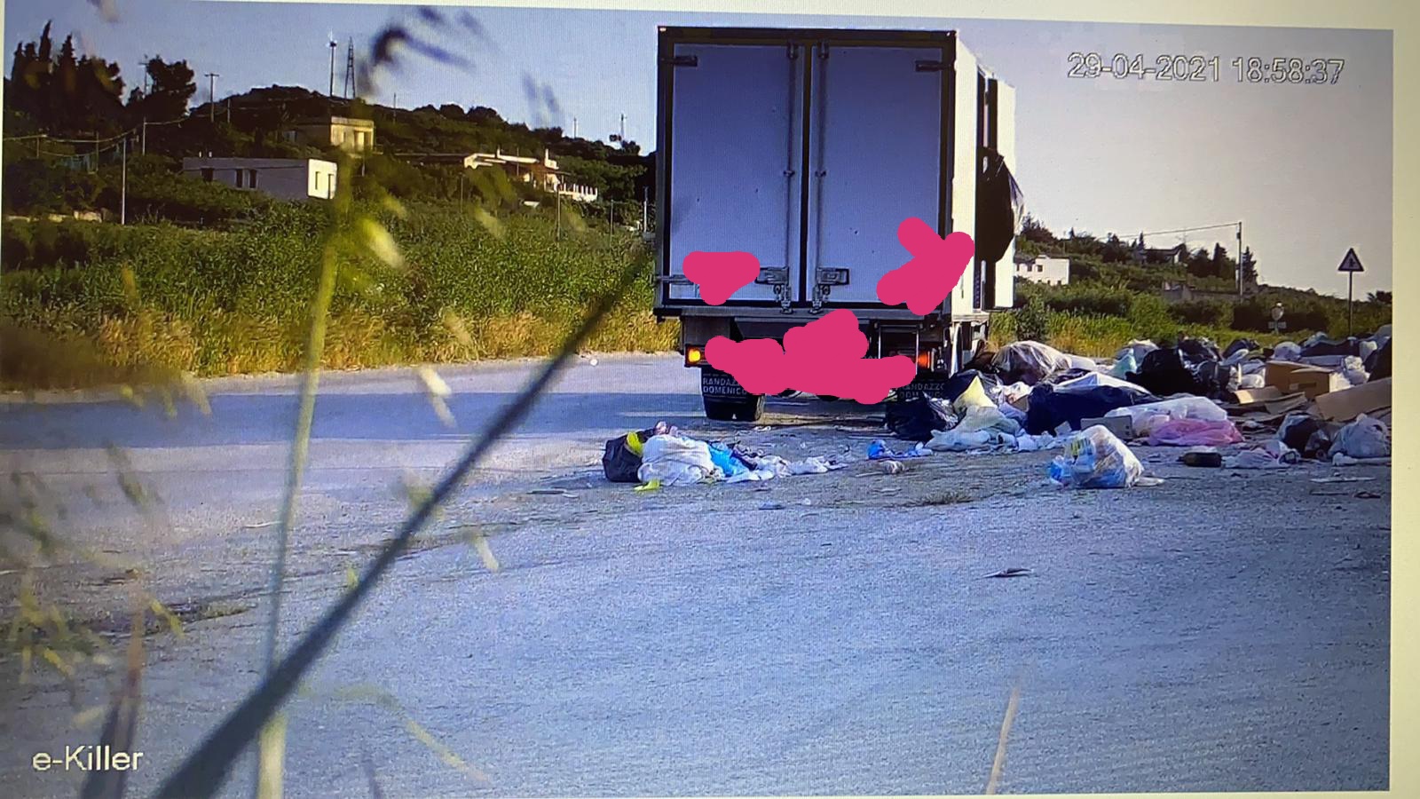Scaricavano illecitamente rifiuti speciali da attività ittica, denunciati due saccensi dalla Polizia Municipale di Sciacca