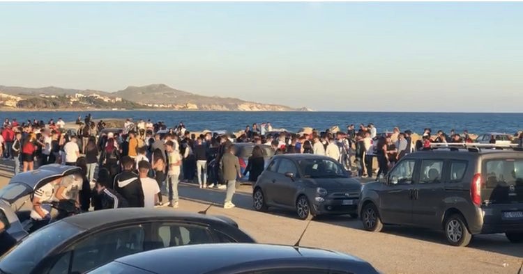 Domenica caotica all'eliporto di San Leone, tutti in massa a ballare in barba alle disposizioni anti-Covid