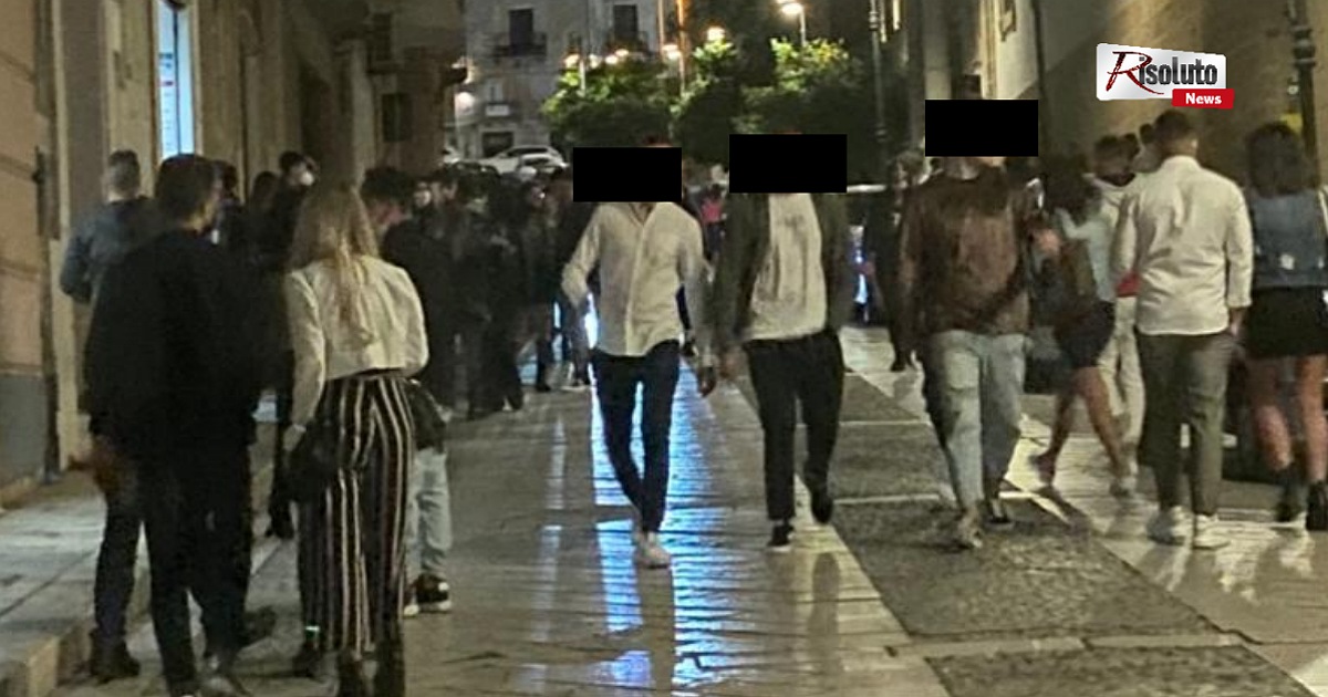 Assembramenti in tutto il centro storico di Sciacca, molti in strada anche senza mascherine