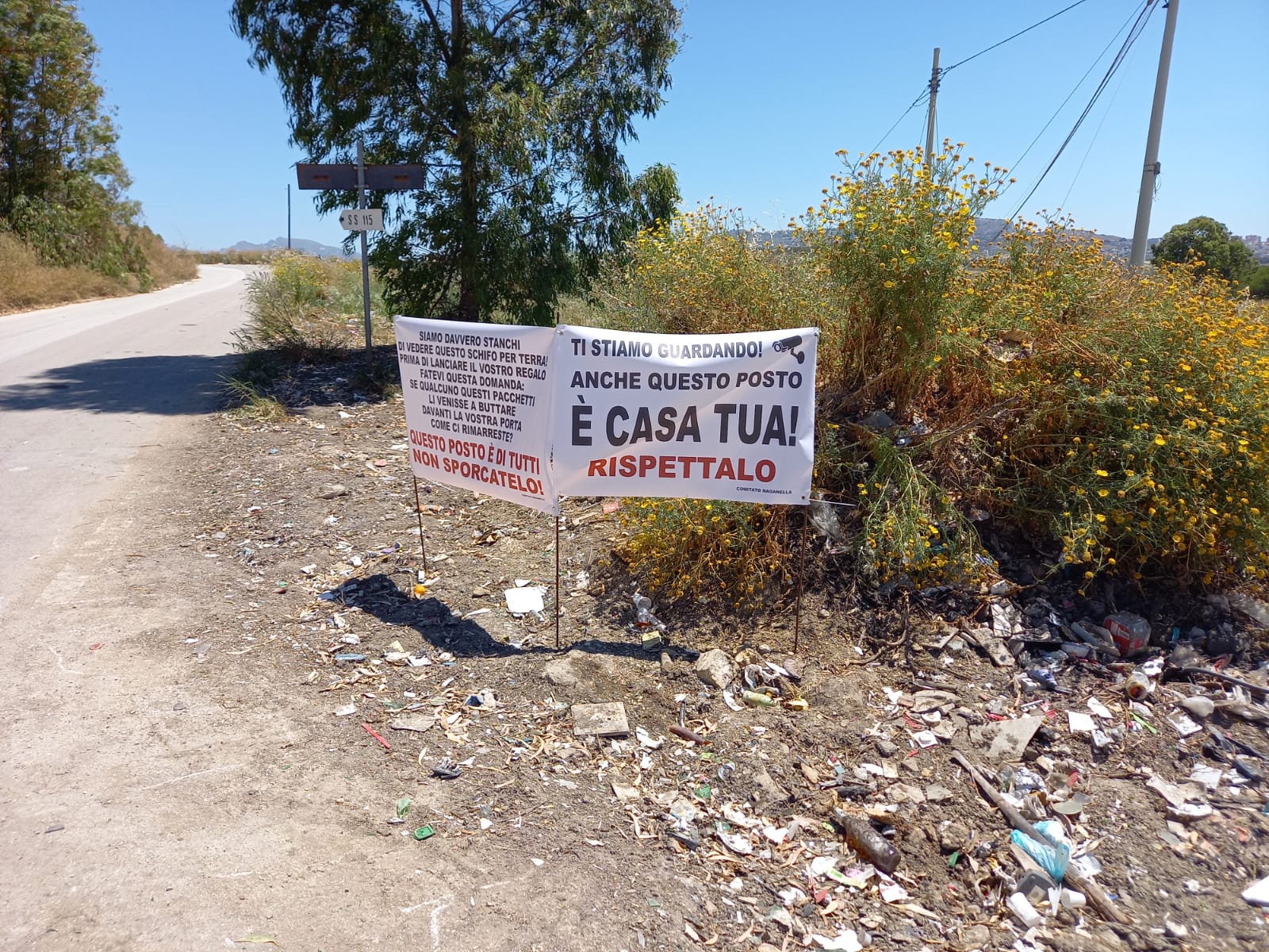 Residenti puliscono e gli incivili risporcano, stanchi collocano cartelloni per sensibilizzare