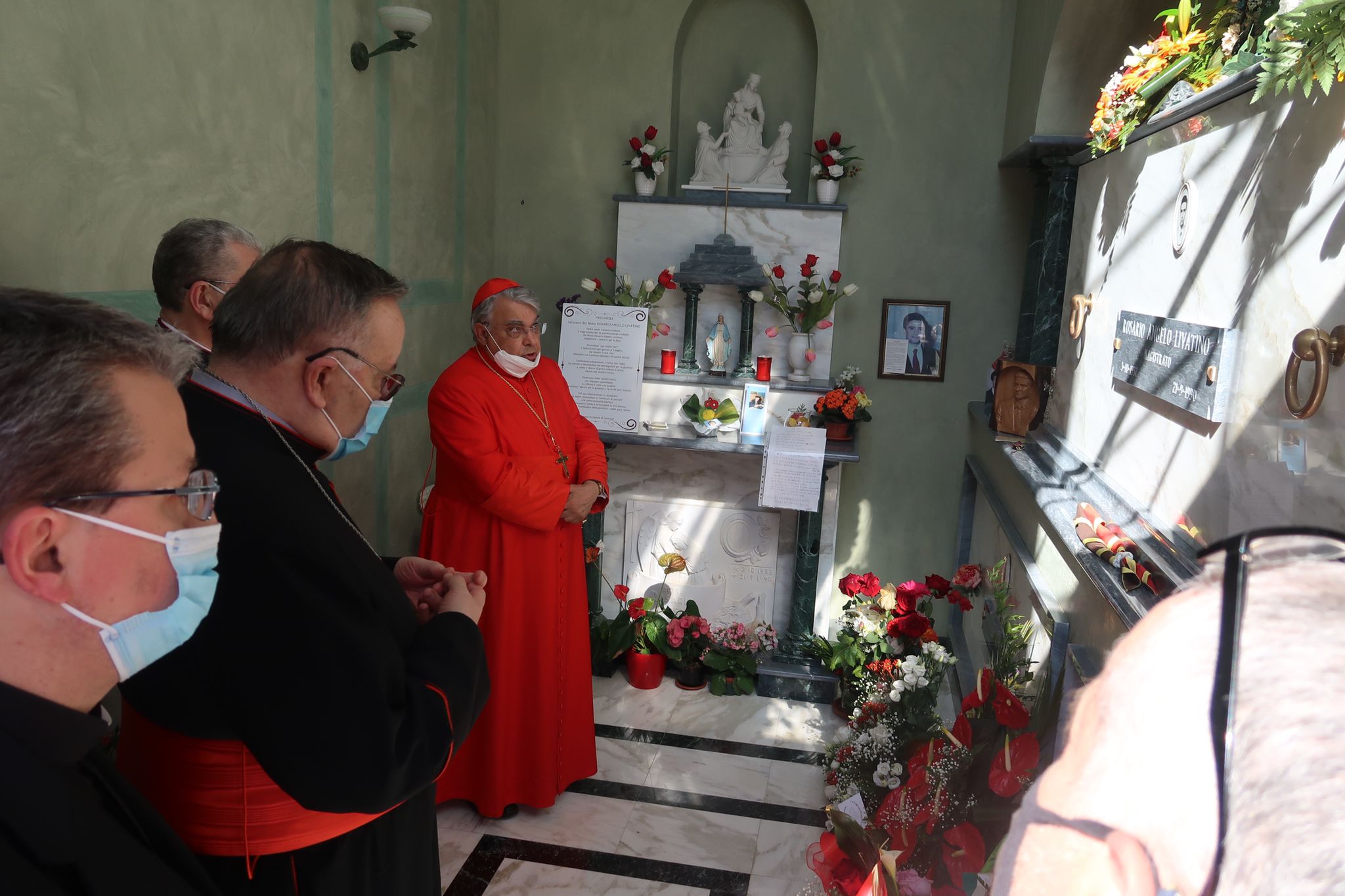 Il cardinale visita la tomba del neo beato Rosario Livatino