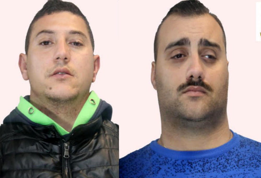 FUGGONO DAI POLIZIOTTI E LANCIANO UN FUCILE DALL'ABITACOLO, IN MANETTE DUE GIOVANI