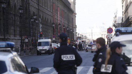 Aggressione al Louvre, l'attentatore: "Volevo imbrattare opere"