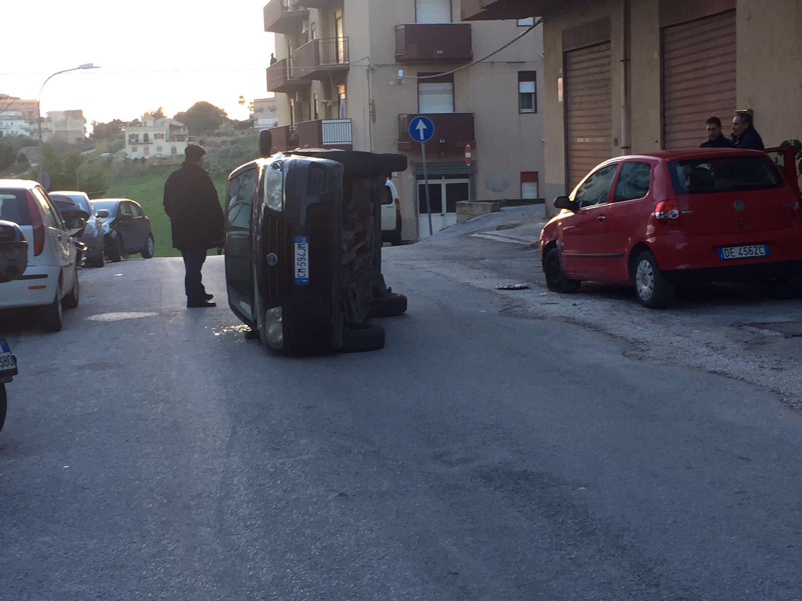 Rocambolesco incidente in via Nastasi, illesa la conducente