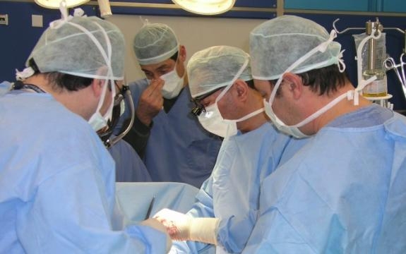 Intervento cardiochirurgico senza precedenti a Roma: il prof. Giovanni Ruvolo applica valvola mitrale biologica su paziente a torace chiuso