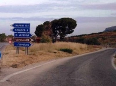 Controlli sulla statale 115, il commissariato di Sciacca sequestra droga e coltelli