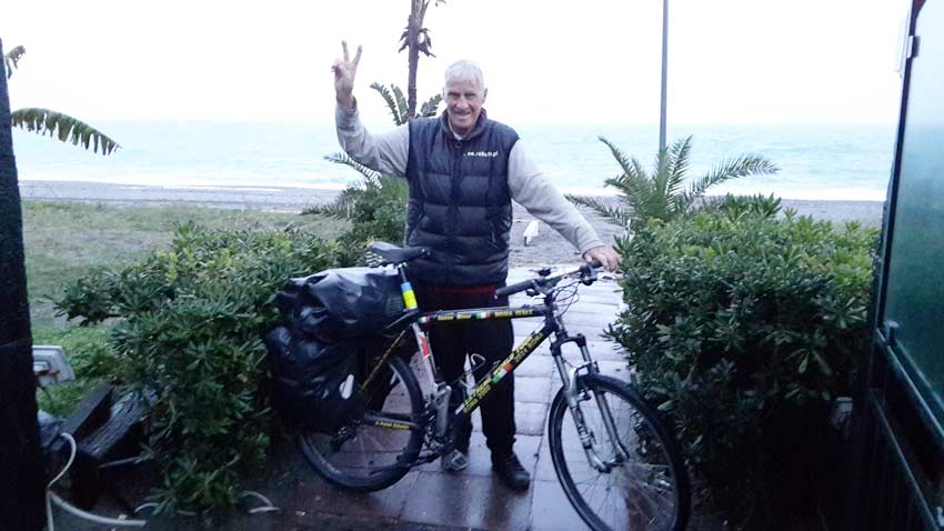 Arriverà questa mattina a Sciacca Janus Rivier, l'ottantenne giramondo in bicicletta