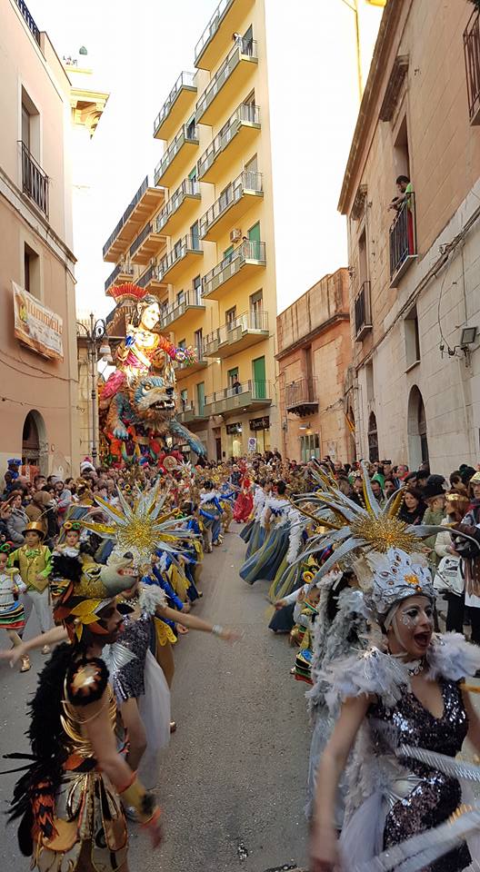 Domenica di Carnevale, piccola sfilata dei carri mattutina