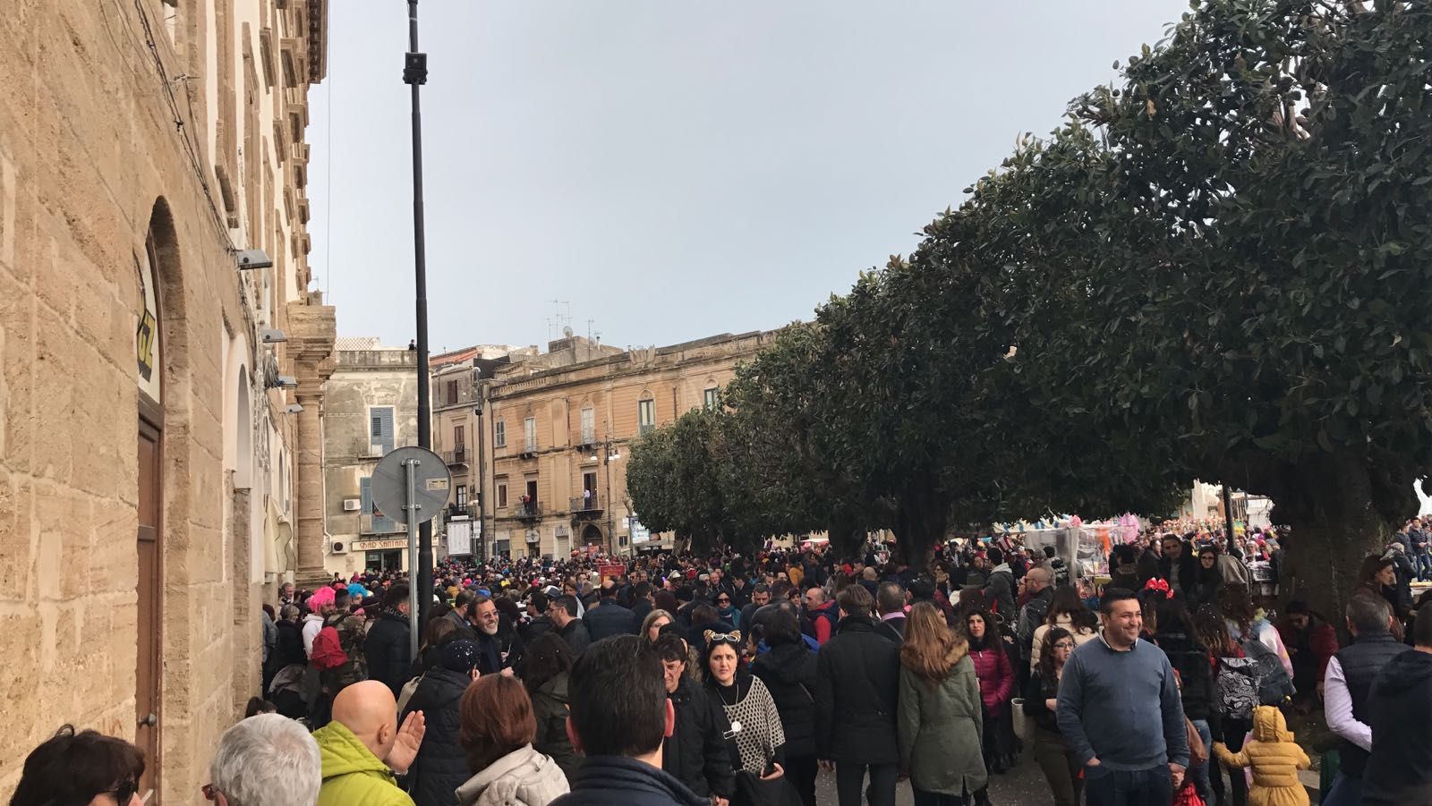 Sfilata al via, migliaia di persone stanno affollando le vie del centro per la seconda domenica di Carnevale