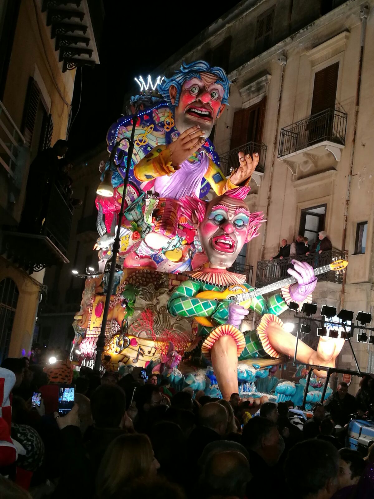 Carnevale: in migliaia per le strade, sfilata rallentata per la folla