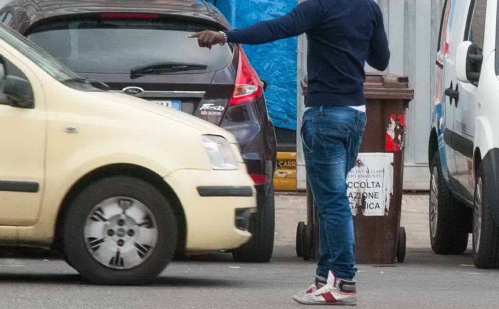 Anche i parcheggiatori abusivi al Carnevale di Sciacca, ma la Polizia municipale riesce a bloccarli