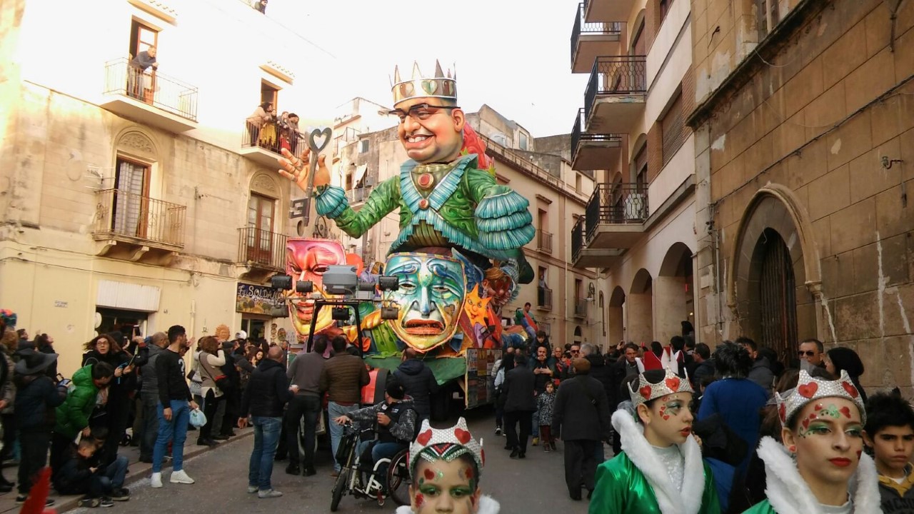 Riparte la sfilata dei carri, quinto giorno di Carnevale a Sciacca
