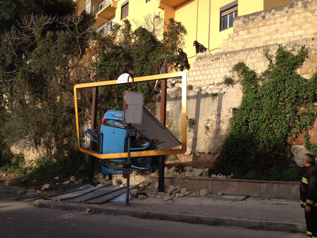 Un'auto con due anziani a bordo "vola" in via Madonna della Rocca, illesi gli occupanti