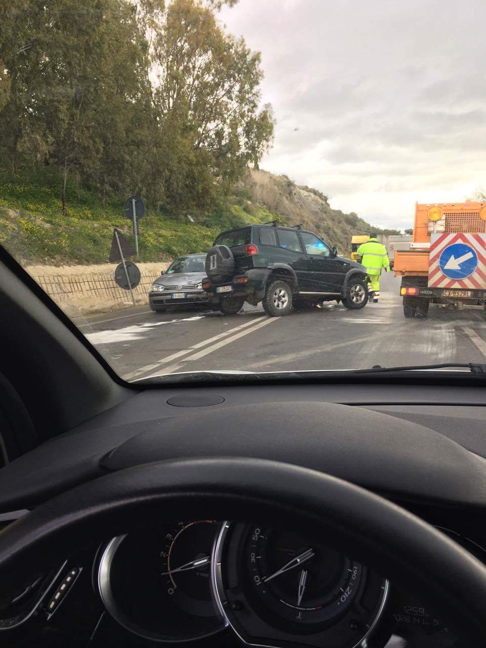 Incidente sulla 115 coinvolge tre auto, lievi feriti
