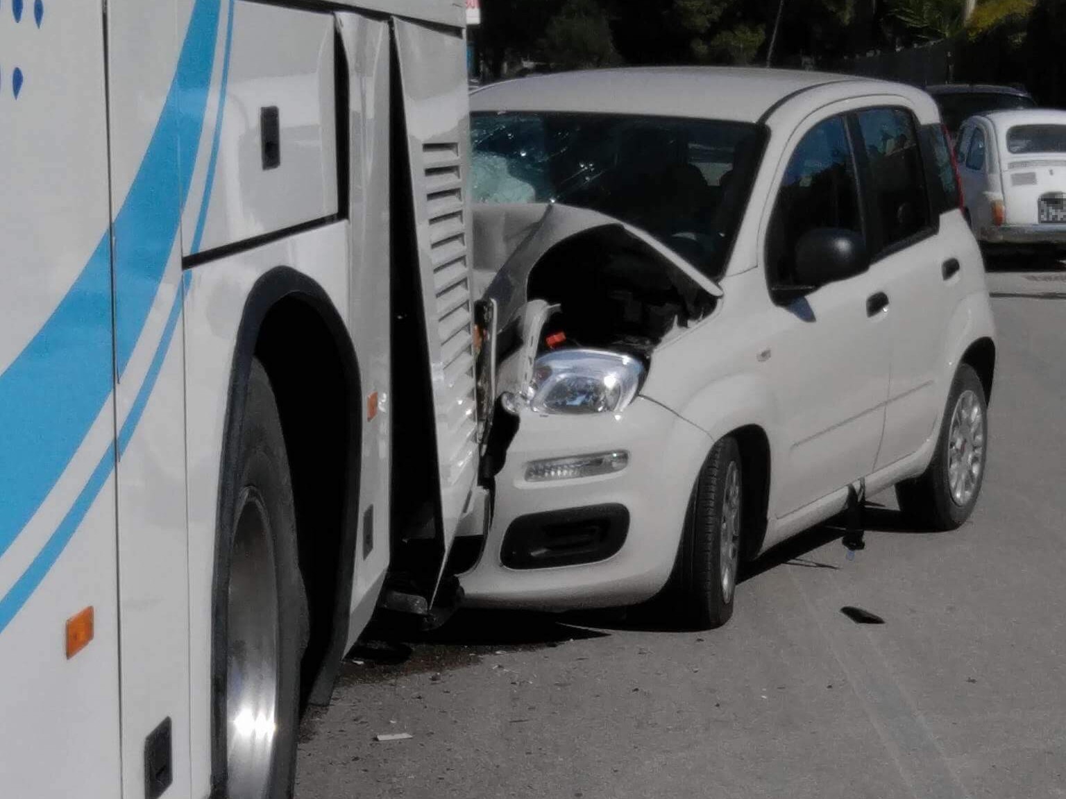 Incidente a Selinunte, auto si schianta contro scuolabus: tutti illesi