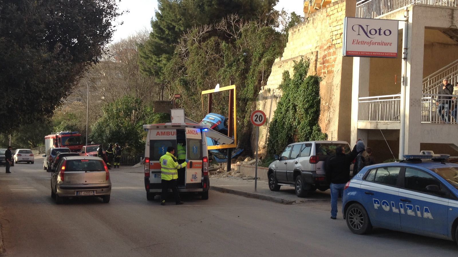 Muore la donna che si trovava nell'auto che il 7 marzo precipitò su via Madonna della Rocca