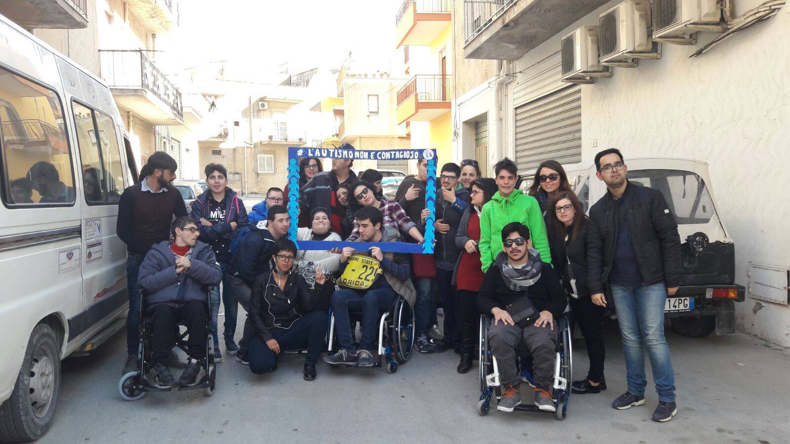 Settimana per l'autismo: "gli omini blu" invadono Sciacca