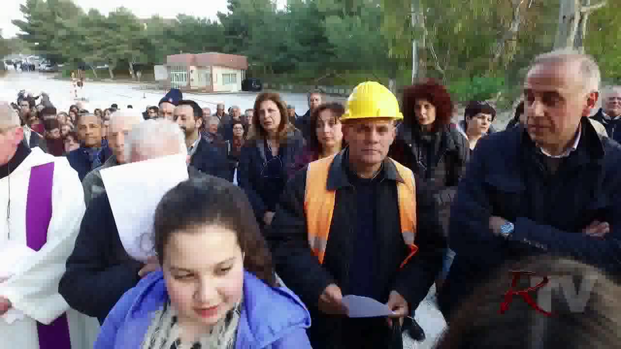 Via Crucis alla Calcestruzzi Belice, il parroco: "Solleviamo tutti insieme la croce, è meno pesante"