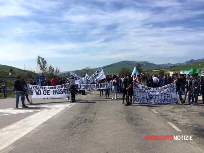 Cittadini dei comuni della montagna agrigentina occupano la SS 189