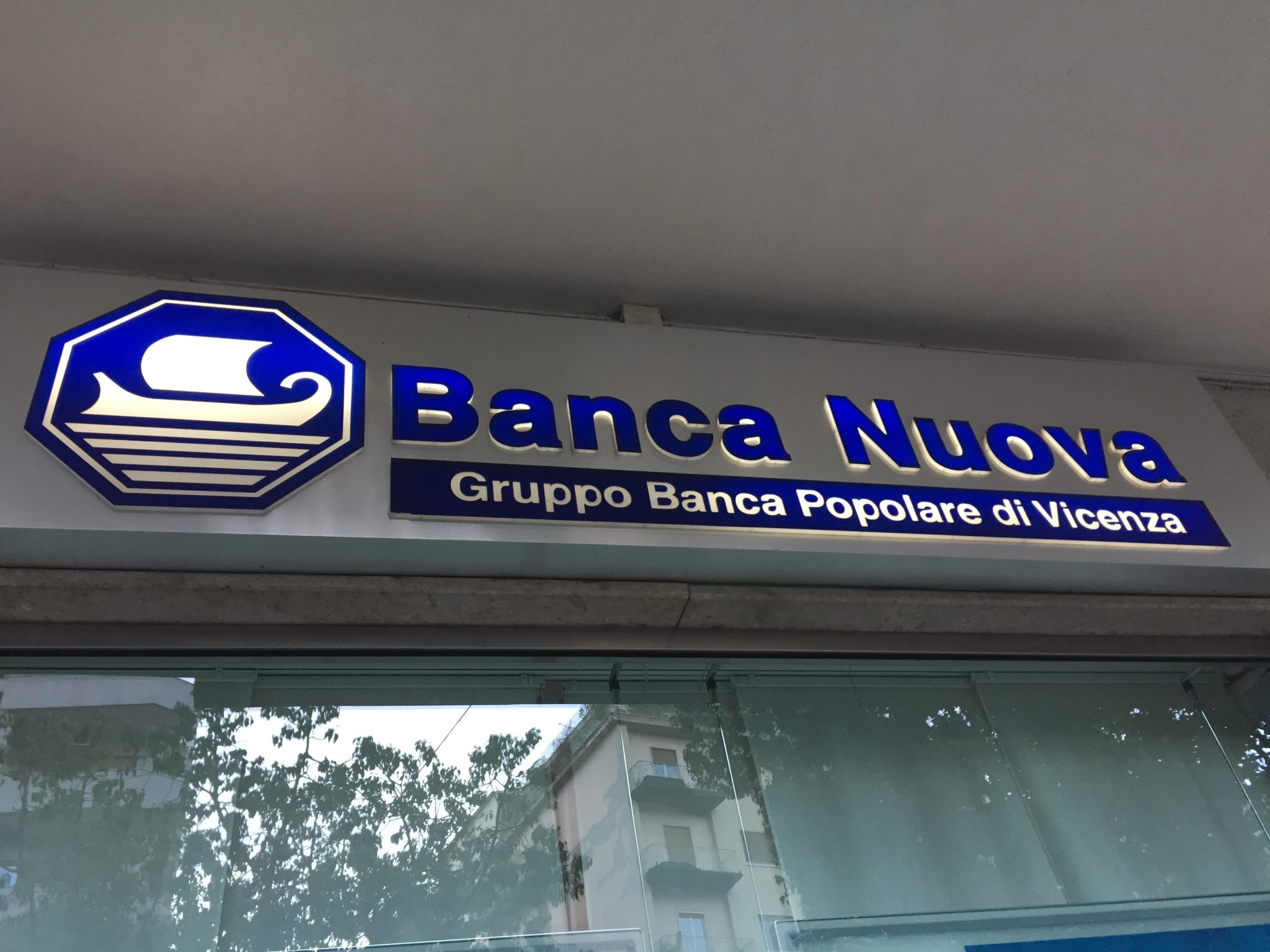 Rimborsi agli azionisti di Banca Nuova, indietro nove euro per ogni azione "sgonfiata"