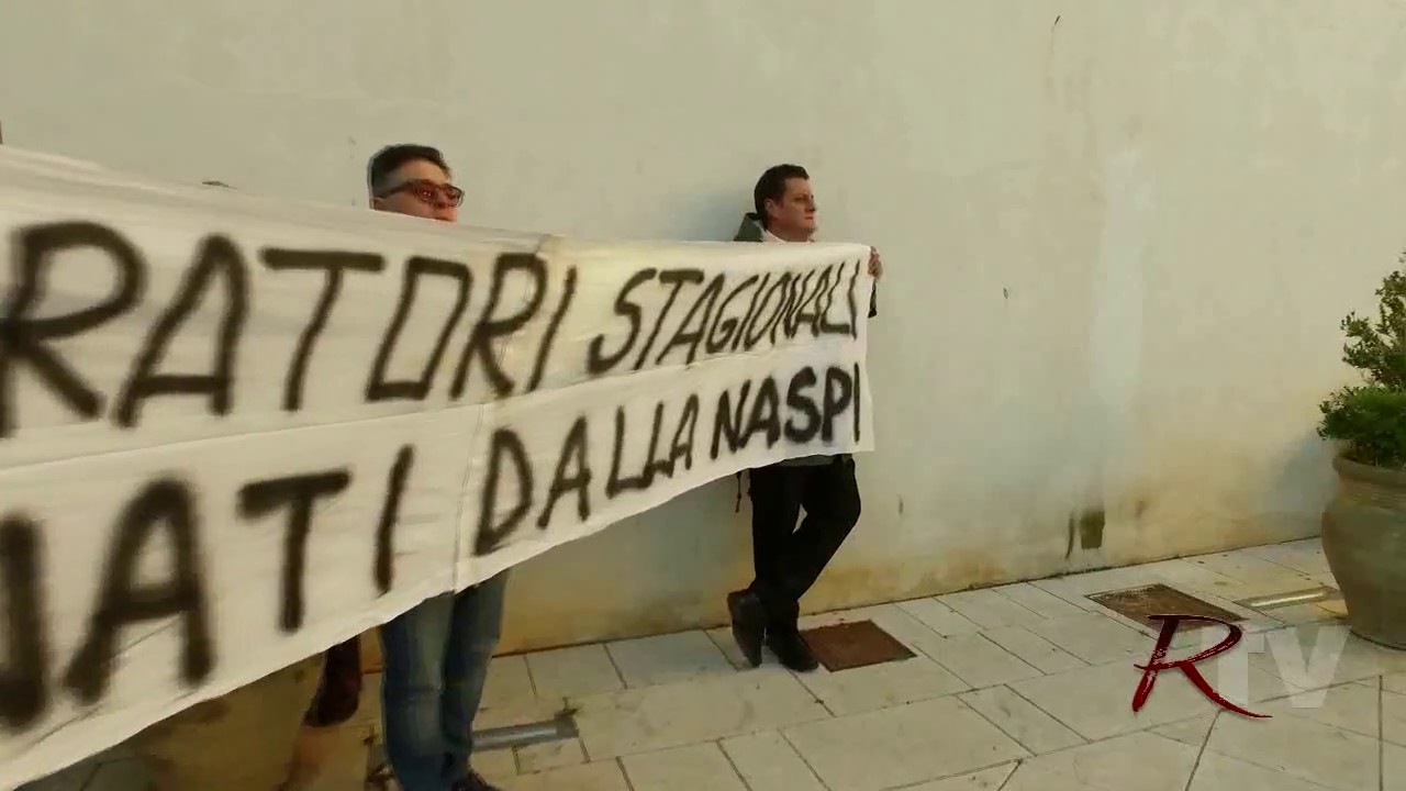 I lavoratori stagionali saccensi protestano e incontrano il ministro De Vincenti