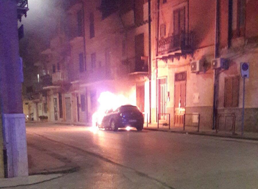 Due auto in fiamme, si cerca ancora il piromane a Ribera