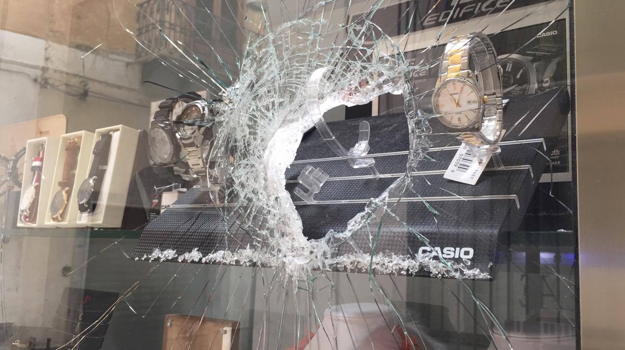 Sfonda la vetrina di una gioielleria e si appropria di 2 orologi: è successo nel pomeriggio a Sciacca
