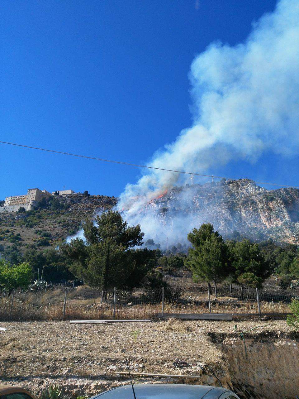 Incendio a San Calogero: necessario l'intervento di un Canadair