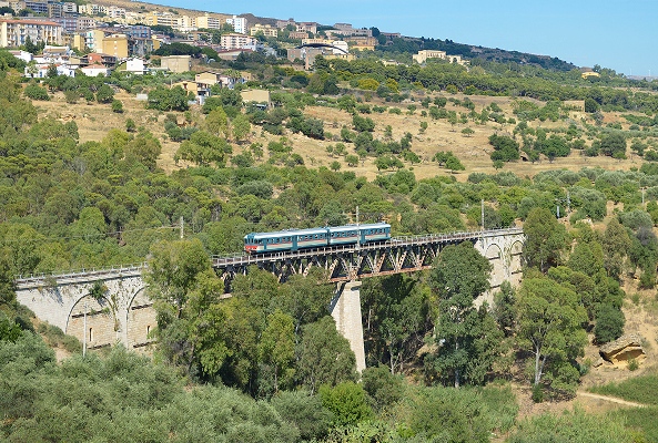 Treno diretto ad Agrigento sbaglia binario e imbocca quello per Messina