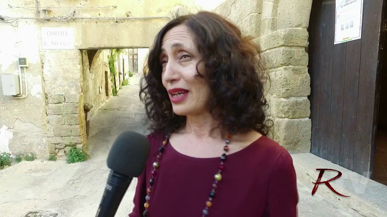 Lucia Stefanetti al lavoro per realizzare a Sciacca tre porte del Mediterraneo