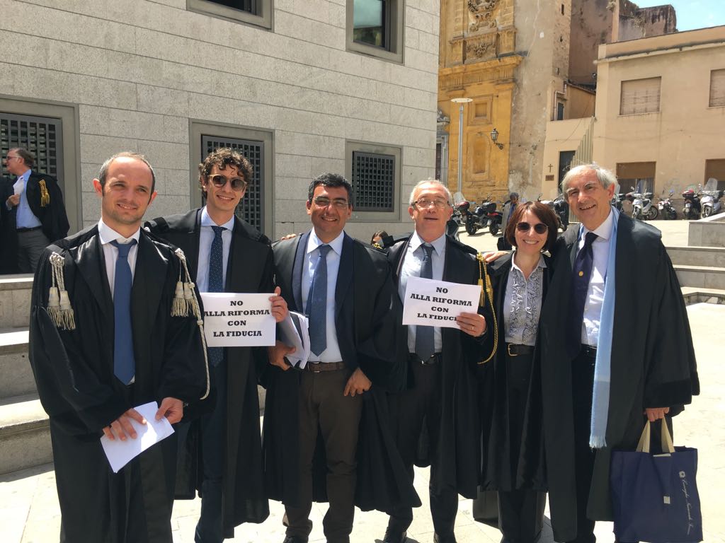 Delegazione di penalisti saccensi alla manifestazione di protesta dell'Unione Camere Penali Italiane a Palermo