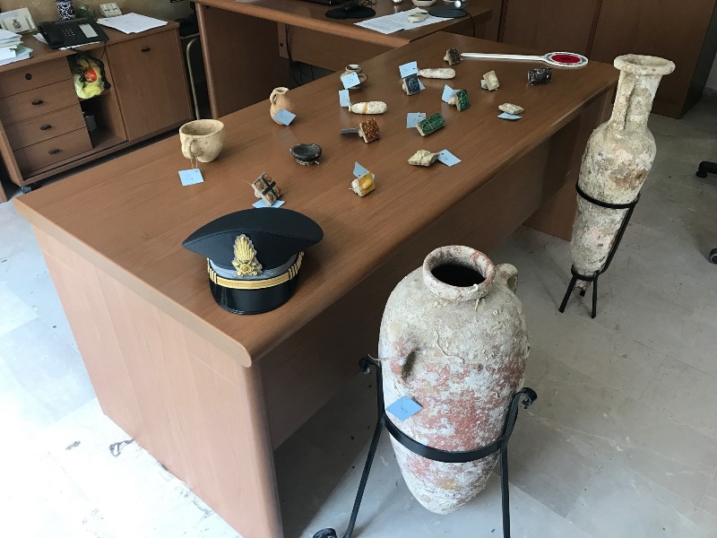 Inchiesta reperti archeologici: la persona denunciata è un medico. L'indagine potrebbe coinvolgere altri