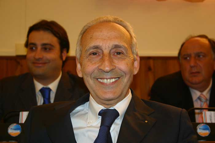 Si frantuma il "quinto polo", lascia anche il consigliere Monteleone