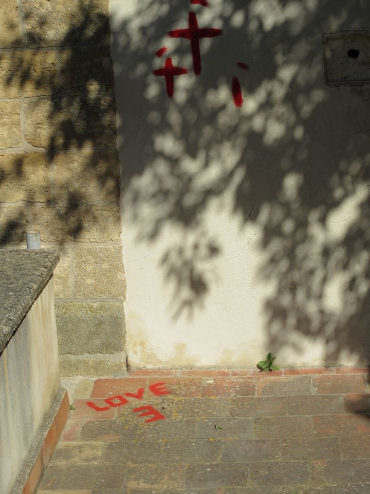 Atto vandalico alla sede di Italia Nostra di Sciacca, imbrattata da scritte con vernice rossa la chiesetta dei Bagni